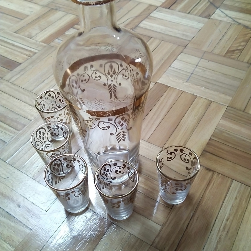 Glass decanter plated whit gold
